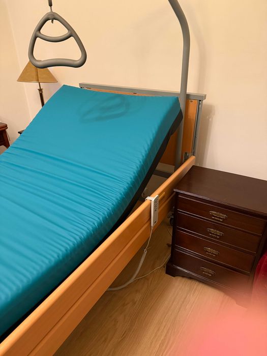Cama articulada com colchão em excelente estado