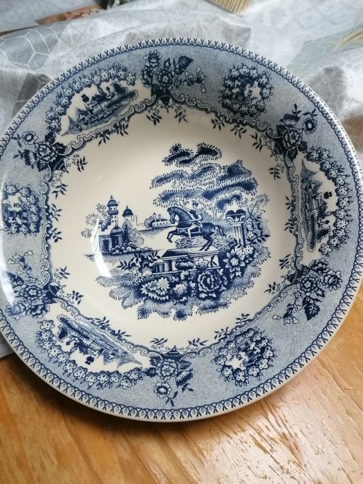 Saladeira com motivo estátua cavalinho