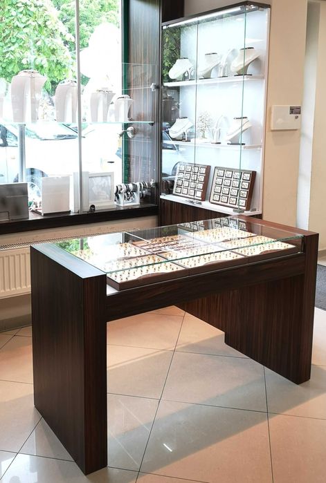 Gablota i stolik na obrączki