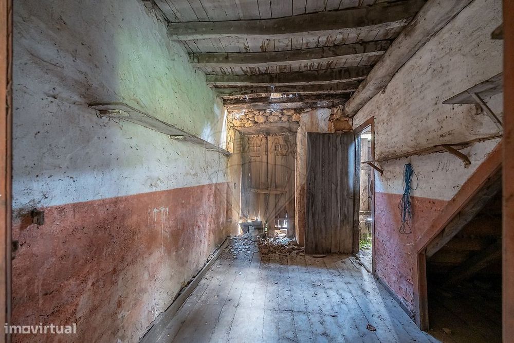 Moradia T4 para reabilitar à venda em Vila Nova do Ceira - Góis