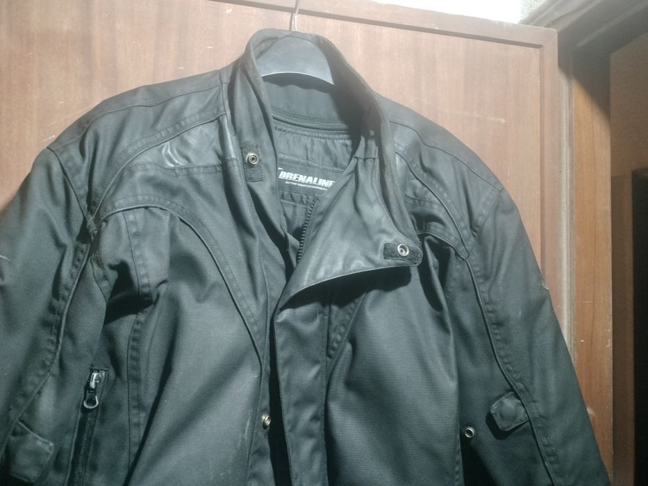 Capacete e casaco motard