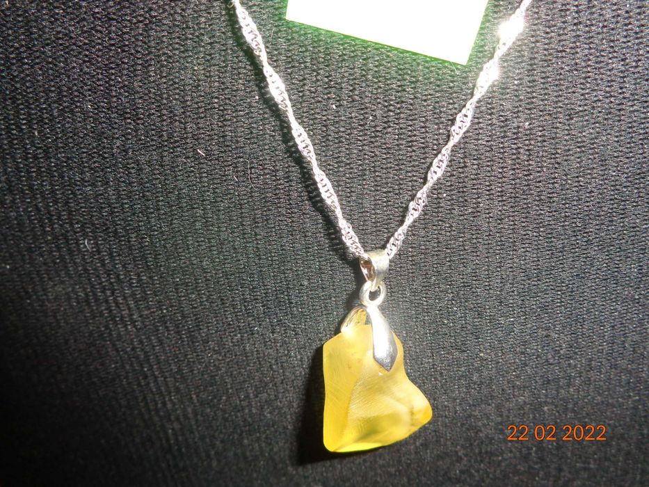 Wisiorek bursztyn z  łańcuszkiem