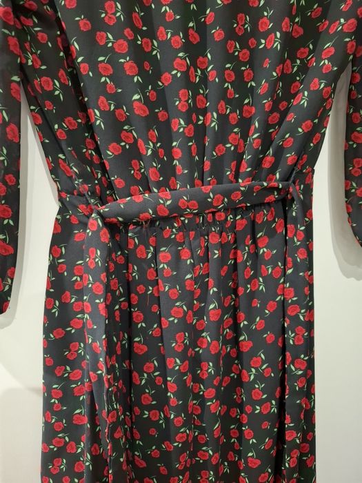 Vestido Bershka com padrão floral em preto e vermelho.
Tamanho S 
Forr