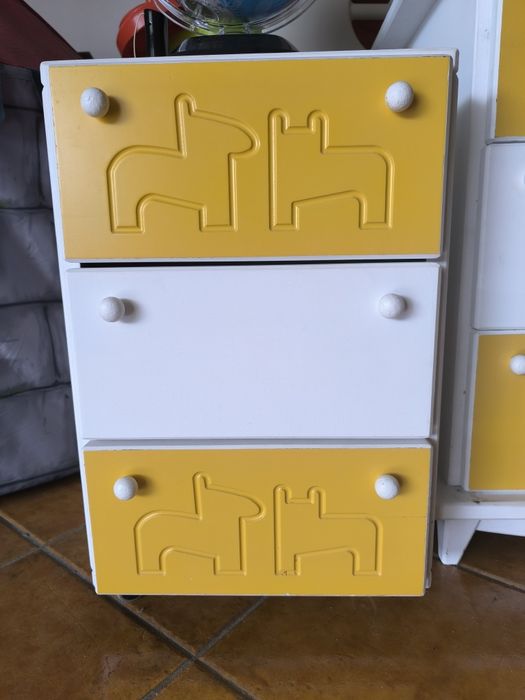 Cómoda e mesa de cabeceira - quarto de criança