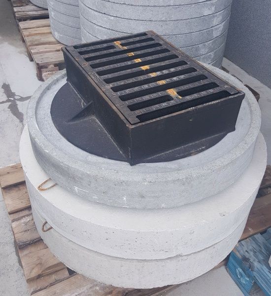 Właz żeliwny pokrywa szamba