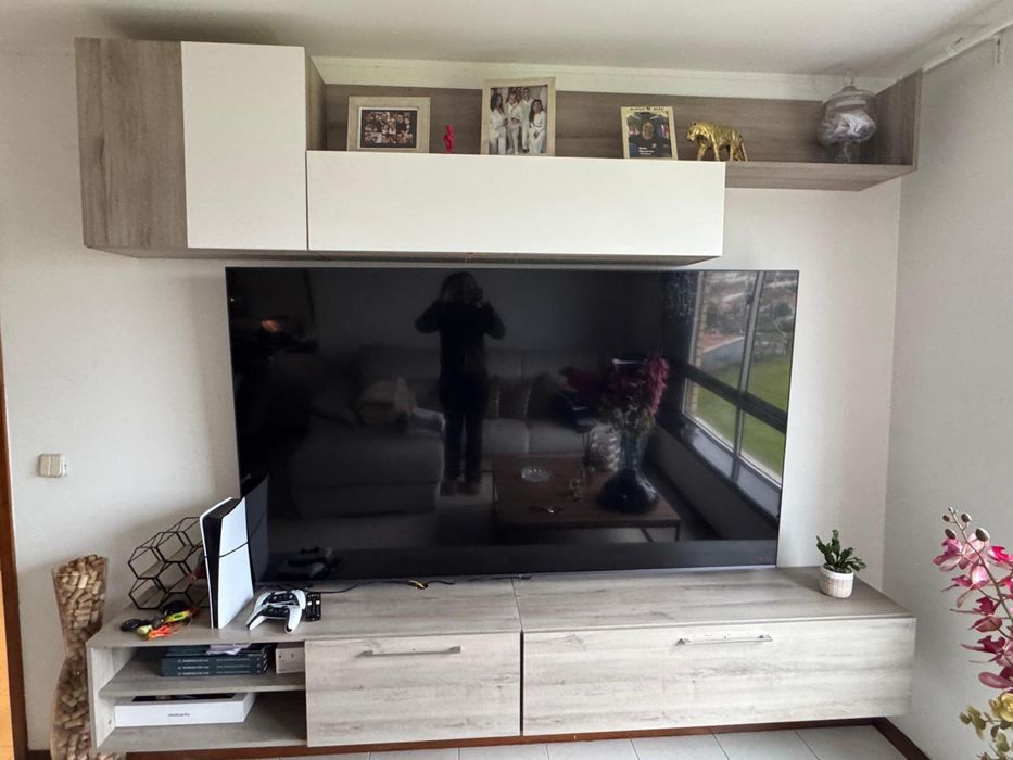 Móvel de sala suspenso em carvalho e branco