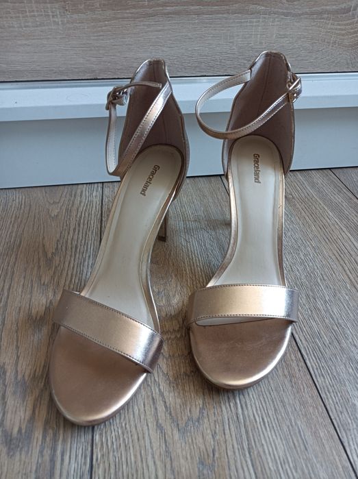 Złote sandały na szpilce Graceland i czerwonej botki