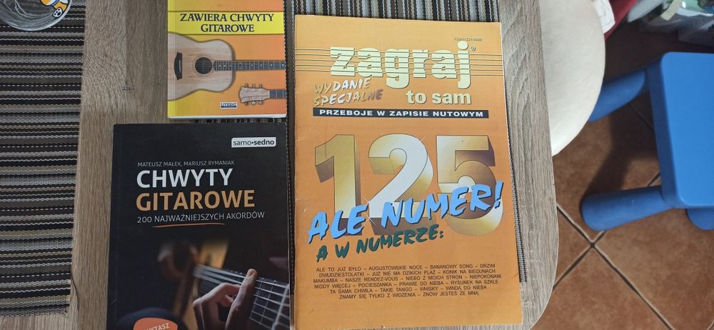 Książki: Śpiewnik, Chwyty gitarowe, Zagraj to sam