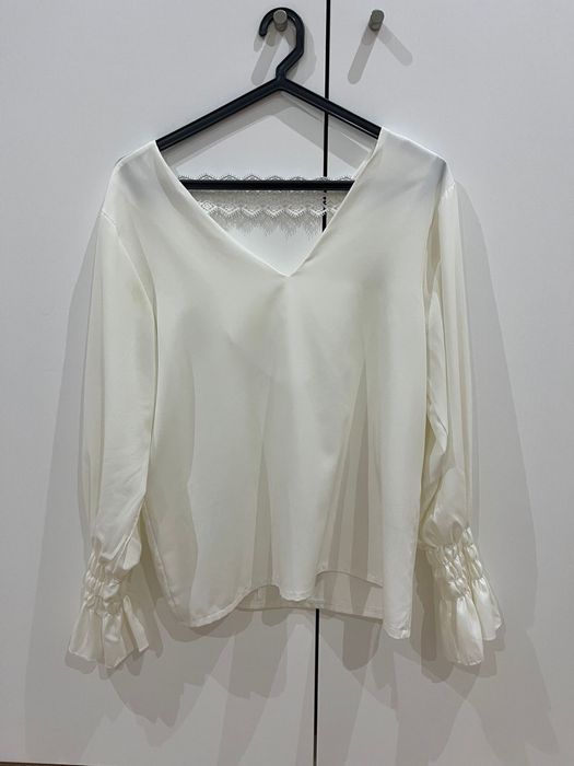 Blusa branca de manga comprida com elasticos na manga e costas abertas