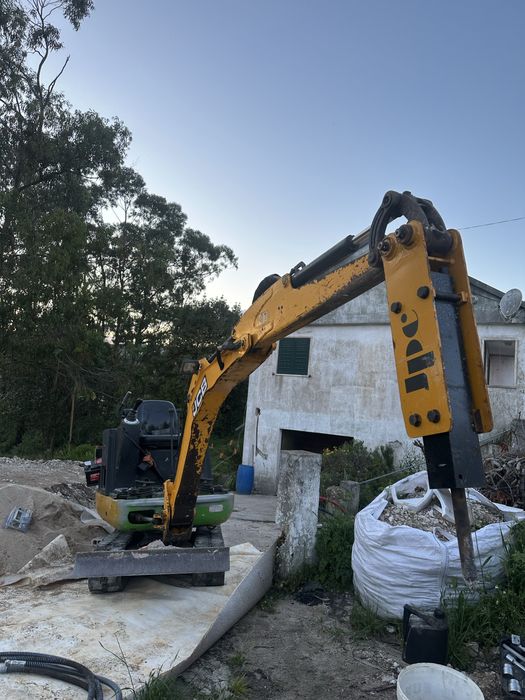 Aluguer de Mini Giratória | Trator | Bobcat | Camionete Basculante | Retro escavadora | Recolha de Entulho | Escavações | Limpeza se terrenos