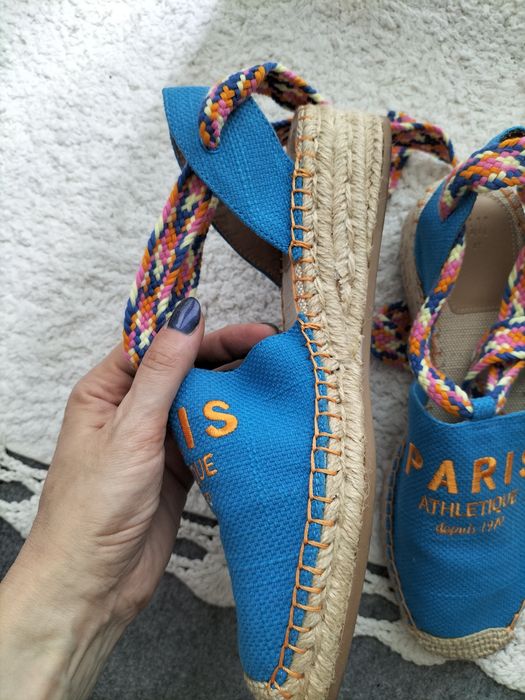 Świetne unikatowe espadryle z haftem i wiązaniem wokół kostki paris