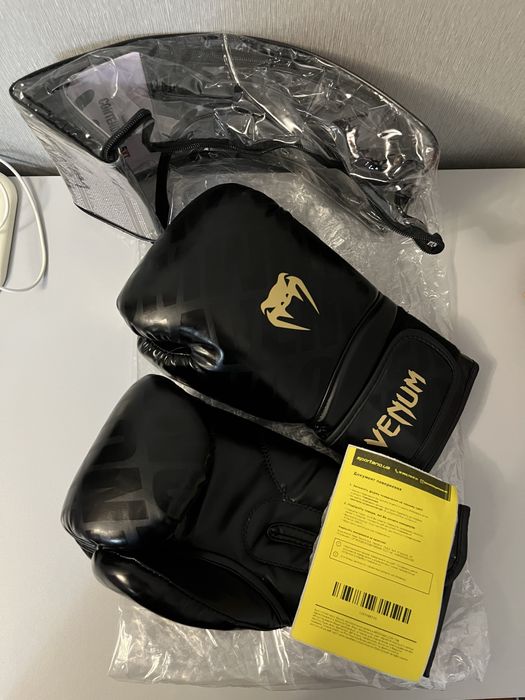 Продам перчатки Venum