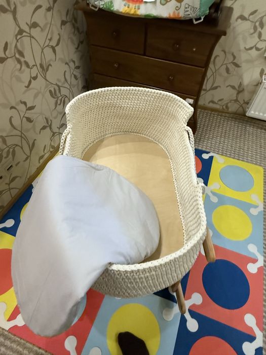 В’язана колиска для новонародженого