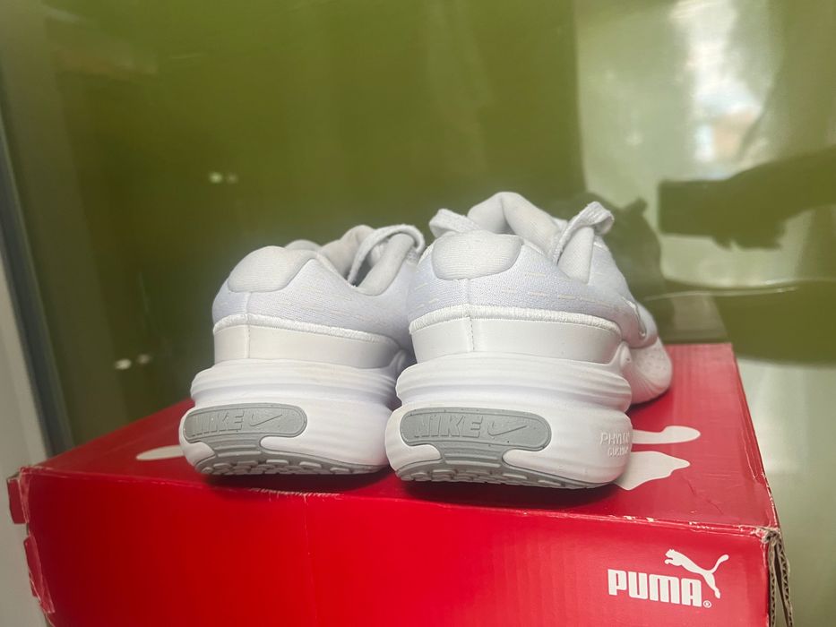 Кросівки Nike Uplift білі тканинні легенькі