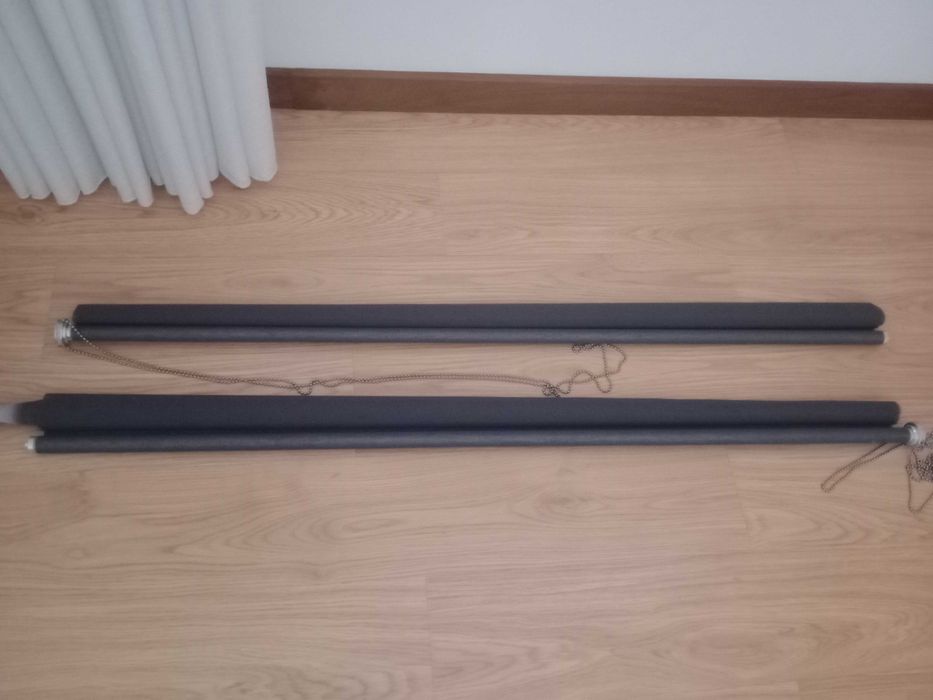 Estoros de rolo preto com base metálica cinzenta