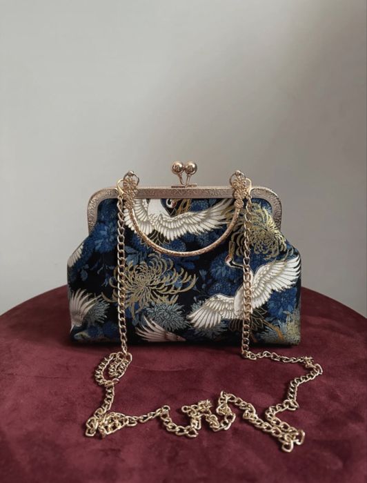 Wzorzysta elegancka koperta na złotym łańcuszku