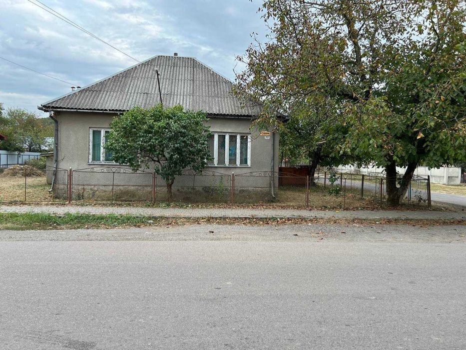 Продається будинок і земельна ділянка біля лікарні