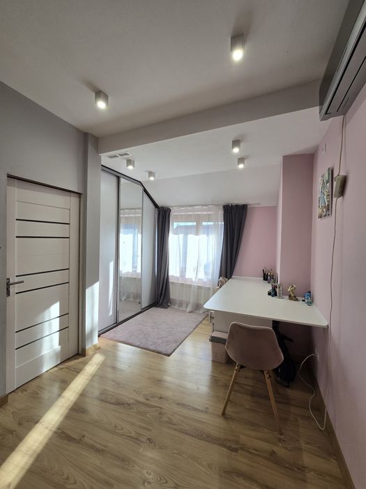 Продаж будинку-напівособняка розташований в спокійному районі міста