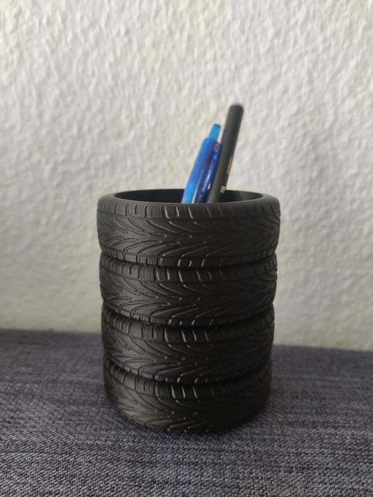 Suporte para canetas em formato pilha de pneus