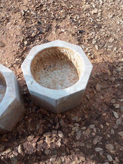 Conjunto de pias em pedra