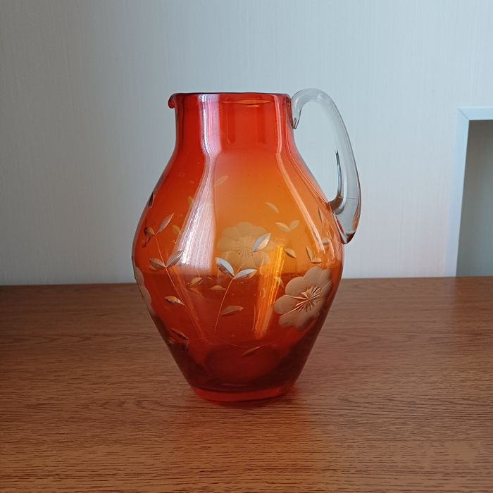 Продаю особисті вживані речі.  Вінтаж. Кувшин з  червоного скла.