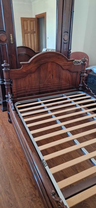 Conjunto cama de casal e guarda fatos estilo Romântico.
