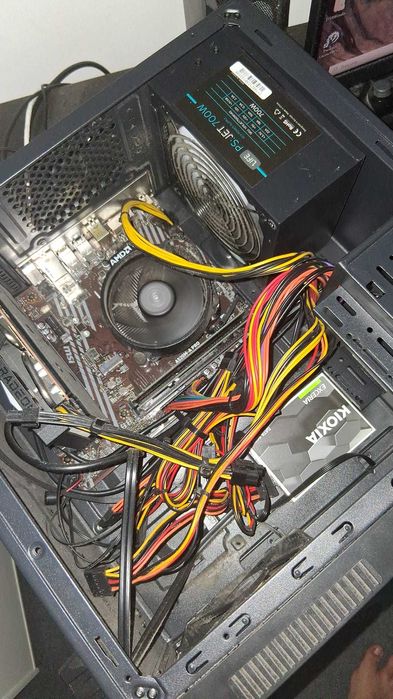 Computador (torre) pronto a usar