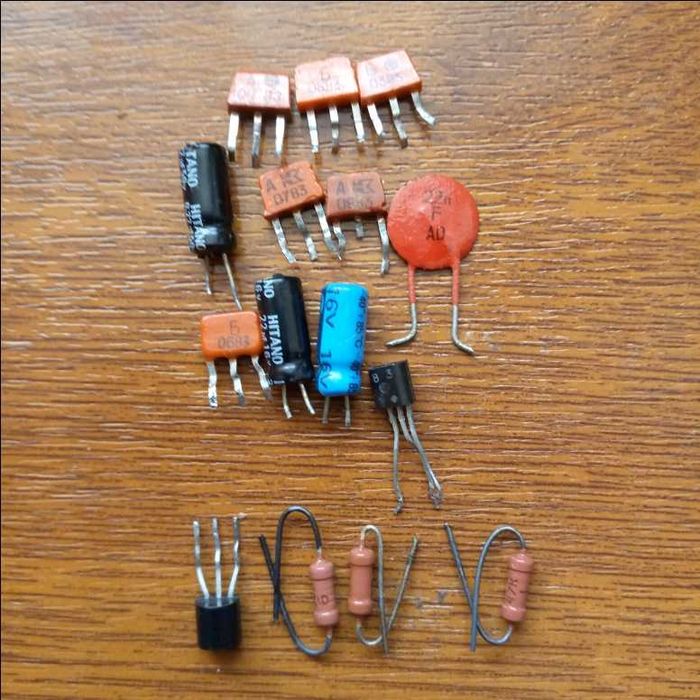 Резистор, конденсатор.