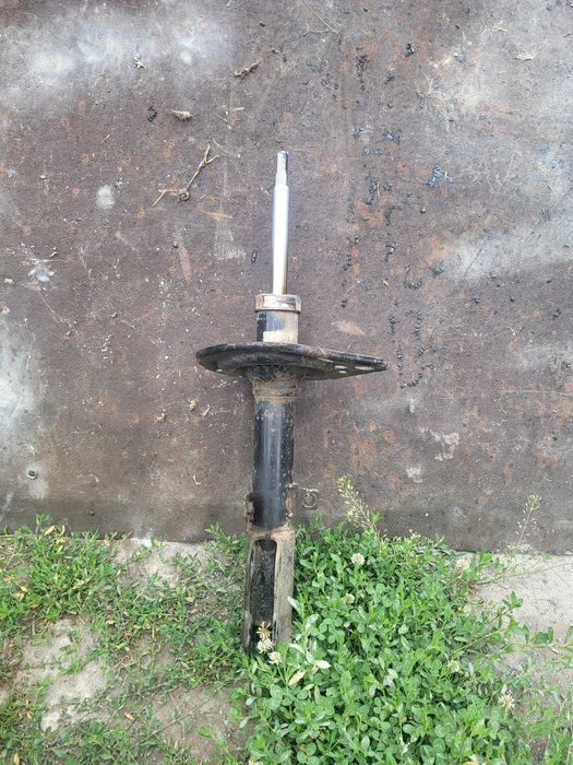 Продам задние бу амортизаторы в хорошем состоянии Toyota camry 50 USA,