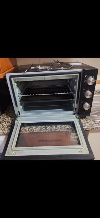 Mini-forno elétrrico marca Becken,  com capacidade de 60 litros  de 2200 W