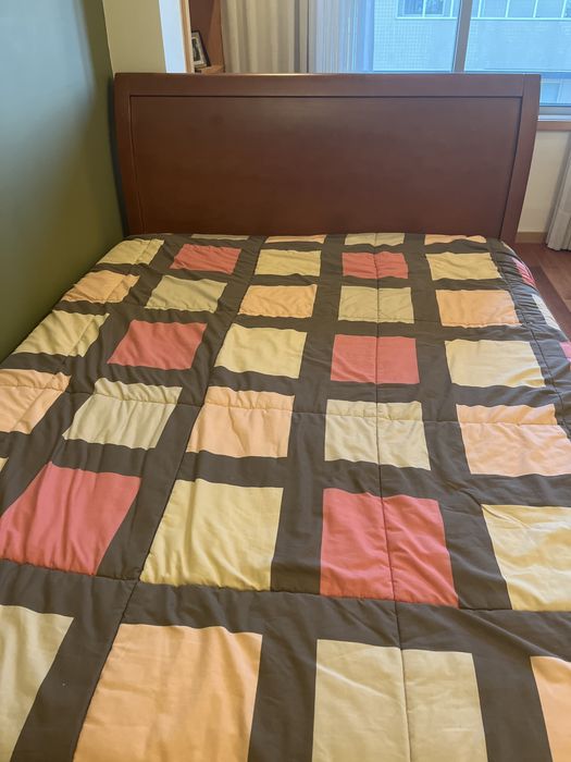 Mobilia  de quarto de casal, cama, comoda , espelho, mesa de cabeceira/camiseiro com 4 gavetas