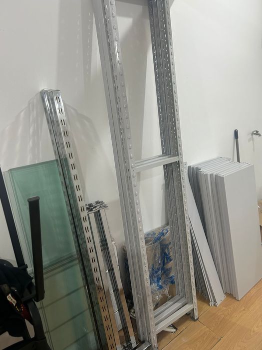 Montagem de prateleiras de loja