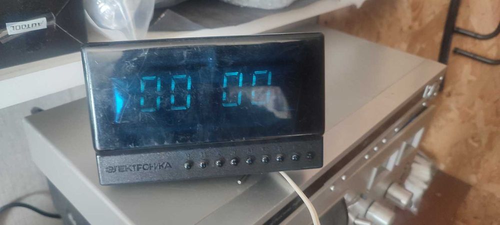 Настольные часы Электроника электрические времён СССР