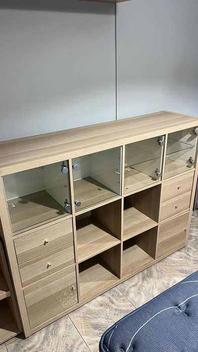 Móvel IKEA KALLAX com Portas em Vidro e Gavetas – Nunca Usado