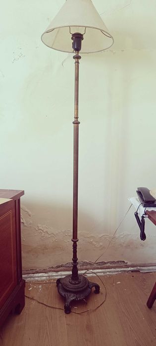 Candeeiro de pé  em latão