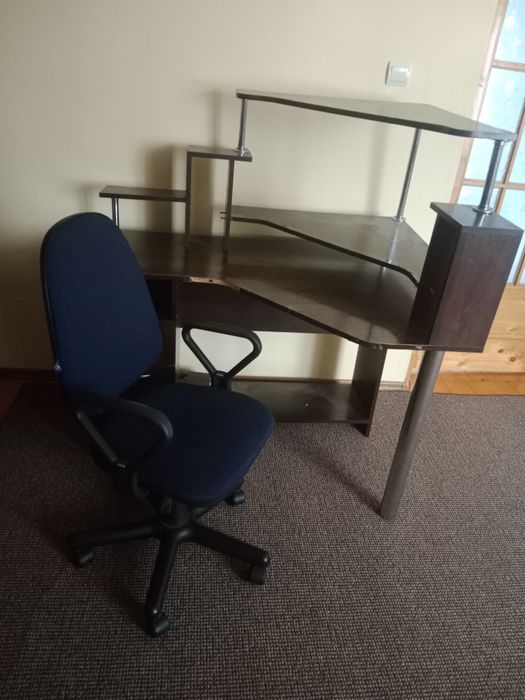 Комп'ютерний стіл з кріслом