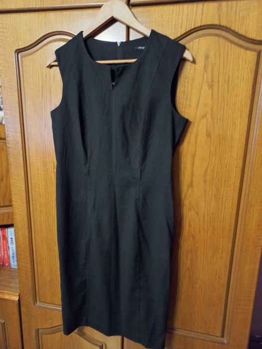 Elegancka sukienka na wyjścia i do pracy