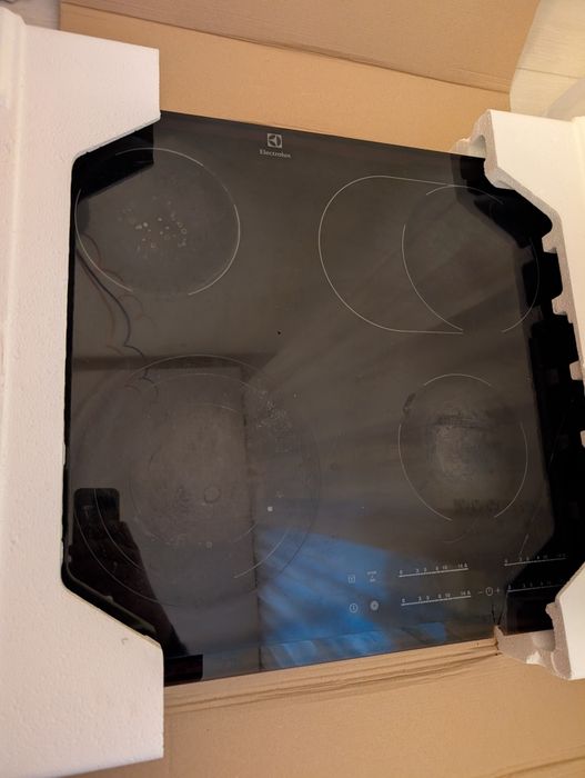 Варочна  поверхня Electrolux