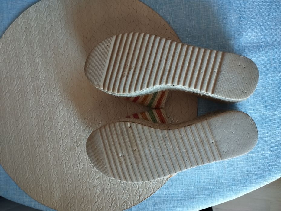 Klapki na koturnie ozdobionym kolorową plecionką rozmiar 36. Długość wkładki wewnętrznej 23cm.