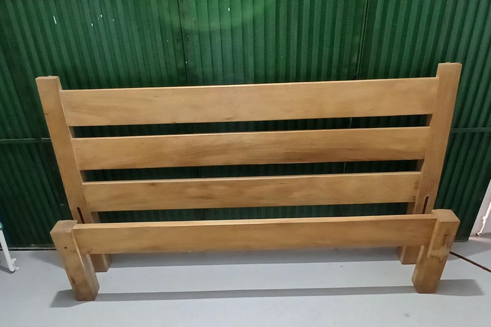 Cama de casal em madeira maciça  robusta estilo clássico