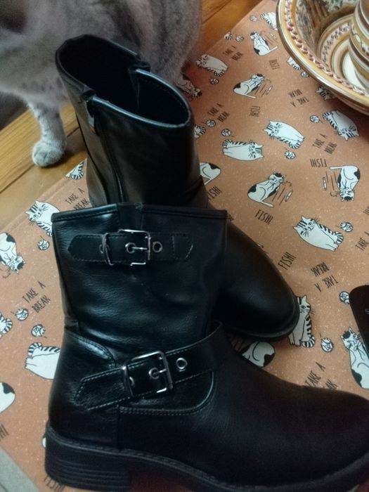 Botas pretas com presilhas