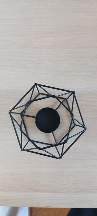 Castiçal dourado e preto