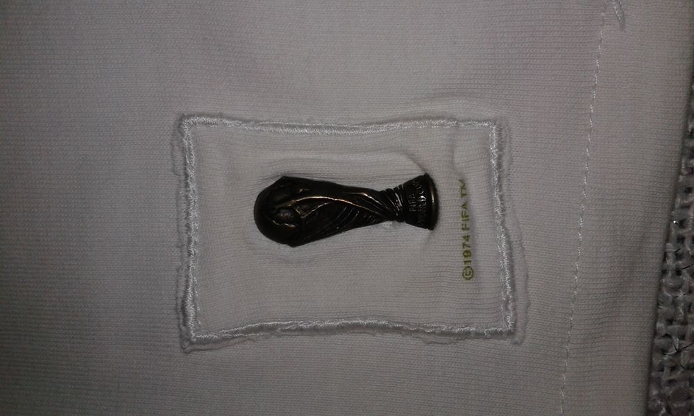 Camisola oficial Alemanha/RFA, marca adidas, modelo retro Mundial 1974, usada uma vez, tamanho M.
