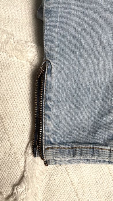 Spodnie jeansowe z dziurami suwak na nogawkach Vero Moda 32