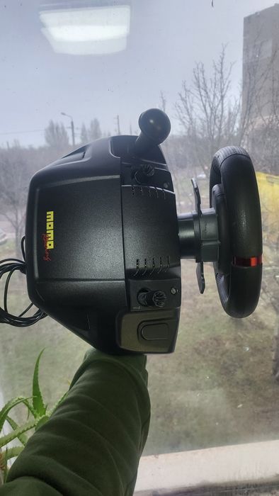 Игровой руль Logitech MOMO Racing (Force Feedback)