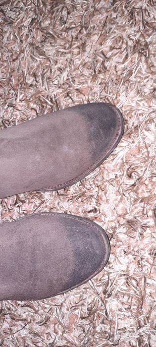botas de salto alto e feitas de pele
