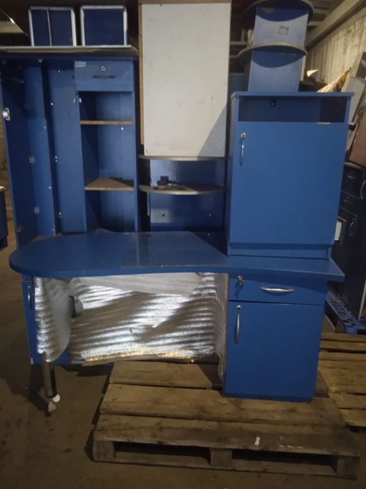 Витрины, столы,тумбы б/у