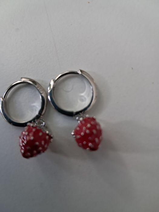 Urocze ,srebrne kolczyki truskawki.