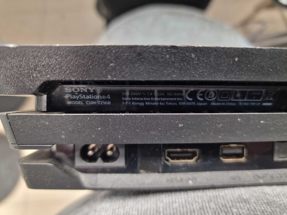 Konsola PS4 PRO PlayStation 4 PRO 1TB 7216B + pad + kable/ Grade B