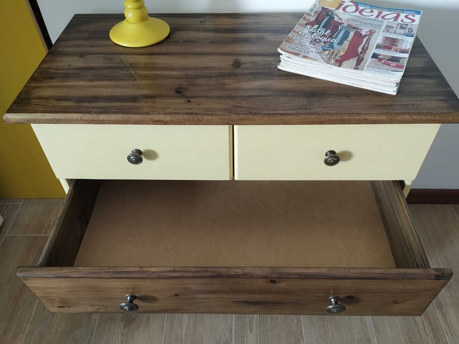 Armário pequeno de côr amarelo claro,restaurado, de quarto ou sala , com 2 gavetas pequenas mais 3 gavetas maiores.